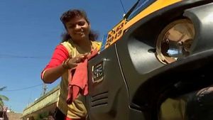 ಆಟೋ ಚಾಲನೆ ಮೂಲಕ ಬದುಕು ಕಟ್ಟಿಕೊಂಡ ಹುಬ್ಬಳ್ಳಿ ಮಹಿಳೆ
