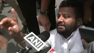  ದೆಹಲಿಯಲ್ಲಿ ತೆರವು ಕಾರ್ಯಚರಣೆ: ಎಎಪಿ ಶಾಸಕರ ಪ್ರತಿಭಟನೆ