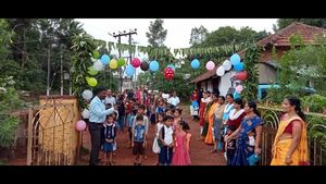 ಕರಾವಳಿಯಲ್ಲಿ ಸಂಭ್ರಮದಿಂದ ಆರಂಭವಾದ ಶಾಲೆ 