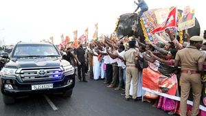  ಗೋಬ್ಯಾಕ್ ಮೋದಿ ಎಂದ ಟ್ವಿಟ್ಟಿಗರು: ಭಾರೀ ಸ್ವಾಗತದಲ್ಲಿ ಮಿಂದೆದ್ದ ಪ್ರಧಾನಿ