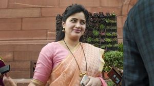  Breaking: ಹನುಮಾನ್ ಚಾಲೀಸಾ ವಿವಾದ: ಸಂಸದೆ ನವನೀತ್, ಪತಿ ರವಿ ರಾಣಾಗೆ ಜಾಮೀನು 