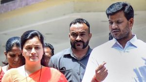 Breaking; ನವನೀತ್ ಕೌರ್ ವಿರುದ್ಧ ಮಹಾರಾಷ್ಟ್ರ ಸರ್ಕಾರ ಕೋರ್ಟಿಗೆ 