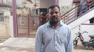 ಕೊರೊನಾ ಶಾಪ ಕಳೆಯಲಿ ಎಂದು ಶಿರಡಿಗೆ ಭಕ್ತನ ಬರಿಗಾಲ ಪಾದಯಾತ್ರೆ 