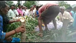 ಧಾರವಾಡ ಅಪಘಾತದಲ್ಲಿ 9 ಜನ ಮೃತ: ಒಂದೇ ಚಿತೆಯಲ್ಲಿ ಮೂವರ ಅಂತ್ಯಸಂಸ್ಕಾರ 