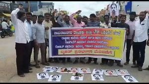 ಚಾಮರಾಜನಗರದಲ್ಲಿ ರೋಹಿತ್ ಚಕ್ರತೀರ್ಥ ಭಾವಚಿತ್ರ ಸುಟ್ಟು ಒಕ್ಕಲಿಗರ ಪ್ರತಿಭಟನೆ 