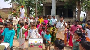  ಶಾಲೆ ಆರಂಭ; ಎತ್ತಿನ ಬಂಡಿಯಲ್ಲಿ ಬಂದ ಮಕ್ಕಳು  