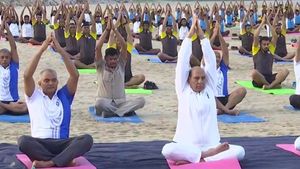 ವಿಡಿಯೋ; ಕಾರವಾರದಲ್ಲಿ ಯೋಗ ಮಾಡಿದ ರಾಜನಾಥ್ ಸಿಂಗ್
