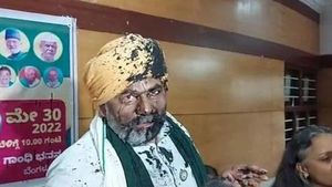 ತುಮಕೂರು; ರಾಕೇಶ್ ಟಿಕಾಯತ್ ಮೇಲಿನ ಹಲ್ಲೆ ಖಂಡಿಸಿ ಪ್ರತಿಭಟನೆ
