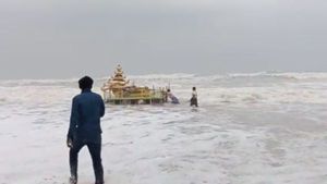 ಚಂಡಮಾರುತ ಆಸಾನಿ ಎಫೆಕ್ಟ್: ಆಂಧ್ರ ತೀರಕ್ಕೆ ಕೊಚ್ಚಿ ಬಂದ ಚಿನ್ನದ ರಥ 