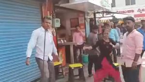ಬಾಗಲಕೋಟೆ: ನಡುರಸ್ತೆಯಲ್ಲಿ ಮಹಿಳೆಗೆ ಮನಬಂದಂತೆ ಥಳಿಸಿದ ವ್ಯಕ್ತಿ 