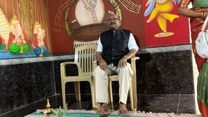 Breaking; ತಂದೆ ಮೇಣದ ಪ್ರತಿಮೆ ಮುಂದೆ ಯುವಕನ ವಿವಾಹ 
