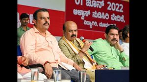ವಿದ್ಯಾರ್ಥಿ ಕಾರ್ಯಕ್ರಮದಲ್ಲಿ ಮಕ್ಕಳೊಂದಿಗೆ ಬೆರೆತ ಸಿಎಂ ಬೊಮ್ಮಾಯಿ 