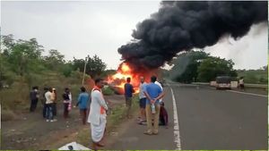 Breaking: ಕಲಬುರಗಿ ಬಸ್‌ ಅಪಘಾತ: ಹಲವರು ಸಜೀವ ದಹನ ಶಂಕೆ
