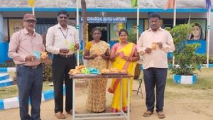 ಫೇಸ್ಬುಕ್ ಸ್ನೇಹಿತರಿಂದ ಈ ಸರಕಾರಿ ಶಾಲೆಗೆ ಬಂತು 22 ಸಾವಿರ ಮೌಲ್ಯದ ಚಾಕೋಲೆಟ್ 