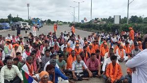 ಬೇಡ ಜಂಗಮ ಹೋರಾಟಗಾರರನ್ನು ಹಿರಿಯೂರು ಬಳಿ ಅರ್ಧದಲ್ಲೇ ತಡೆದ ಪೋಲಿಸರು..! 