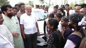 ಪಠ್ಯ ಪುಸ್ತಕ ಯಾವಾಗ ಕೊಡಿಸ್ತೀರಾ?; ಸಿ. ಟಿ. ರವಿಗೆ ವಿದ್ಯಾರ್ಥಿಗಳ ಪ್ರಶ್ನೆ 