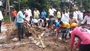 ದಾವಣಗೆರೆ; ರಸ್ತೆಗೆ ಬೇಲಿ‌ ಹಾಕಿದ ಭೂಪ, ತಕ್ಕ ಪಾಠ ಕಲಿಸಿದ ಜನರು
