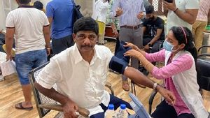 ರಾಹುಲ್ ಗಾಂಧಿ ಭೇಟಿ ವೇಳೆ ಅರೆಸ್ಟ್:  ದೆಹಲಿ ಠಾಣೆಯಲ್ಲೇ ಡಿಕೆ ಸುರೇಶ್ ರಕ್ತದಾನ