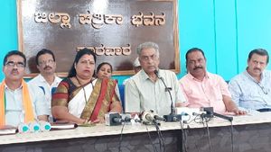 ಯಾವುದೇ ಪಕ್ಷಕ್ಕೆ ಹೋದರೂ ಯಾವ ಜಾತಿ, ಎಷ್ಟು ದುಡ್ಡು ತರುತ್ತಿಯಾ ಎಂದು ಕೇಳುತ್ತಾರೆ: ಹೊರಟ್ಟಿ 