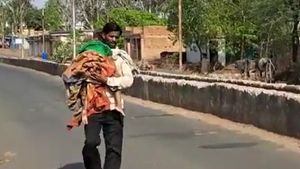  ವೈರಲ್‌ ವಿಡಿಯೋ; ಆಂಬ್ಯುಲೆನ್ಸ್‌ ಇಲ್ಲದೇ ಮಗಳ ಶವ ಹೊತ್ತು ನಡೆದ ತಂದೆ 