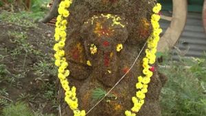 ಈಚಲು ಮರದಲ್ಲಿ ಮೂಡಿದ ಗಣಪ, ಜನರಿಂದ ಪೂಜೆ, ಪುನಸ್ಕಾರ ಆರಂಭ! 