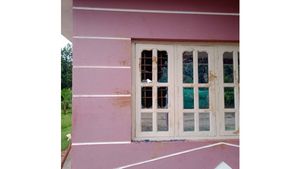 ಮನೆಮುಂದೆ ಬಂದು ಕಿಟಕಿ ಗಾಜು ಒಡೆದುಹಾಕಿದ ಆನೆ: ಗ್ರಾಮಸ್ಥರು ಹೈರಾಣ 