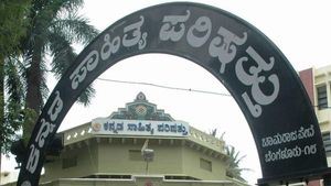 ಬೆಳಗಾವಿಯಲ್ಲಿ  ಮರಾಠಿ ನಾಮಫಲಕ ಹಾಕಿದ ಮಹಾರಾಷ್ಟ್ರ