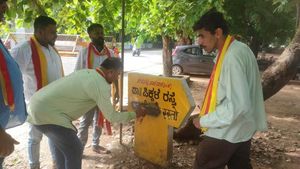 ಕಾರವಾರದಲ್ಲಿ ಹಿಂದಿ ನಾಮಫಲಕಕ್ಕೆ ಮಸಿ ಬಳಿದ ಕರವೇ 