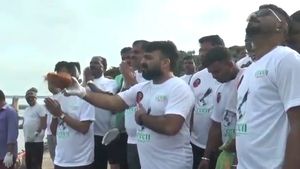 ವಿಡಿಯೋ: ಮಾಸ್ಟರ್ ಆನಂದ್ ಮಾದರಿ ಕಾರ್ಯ, ತುಂಗಾಭದ್ರಾ ನದಿ ತಟ ಸ್ವಚ್ಛ