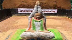ಮೈಸೂರಿಗೆ ಪ್ರಧಾನಿ ಆಗಮನ:  ಗಮನ ಸೆಳೆದ ಮೋದಿ ಯೋಗಾಸನದ ಮರಳು ಶಿಲ್ಪಗಳು