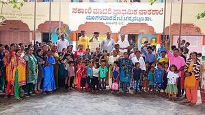 ಈ ಶಾಲೆಯಲ್ಲಿ 180 ಮಕ್ಕಳಿಗೆ 3 ಶಿಕ್ಷಕರು: ಪೋಷಕರ ಆಕ್ರೋಶ 
