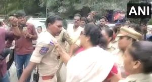 ಪೊಲೀಸರ ಕಾಲರ್ ಹಿಡಿದ ಕಾಂಗ್ರೆಸ್ ನಾಯಕಿ: ವಿಡಿಯೋ ವೈರಲ್