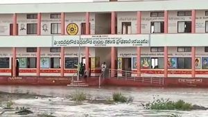 ಧಾರವಾಡದಲ್ಲಿ ಮಳೆಯಿಂದ 5 ಗಂಟೆ ಶಾಲೆಯಲ್ಲೆ ಸಿಲುಕಿದ್ದ 150 ವಿದ್ಯಾರ್ಥಿಗಳ ರಕ್ಷಣೆ 