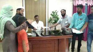 ಮಾನ್ಯತೆ ರದ್ದಾದರೂ ಟಿಸಿ ಕೊಡದೆ ಹುಬ್ಬಳ್ಳಿ ಶಾಲೆ; ಪೋಷಕರ ಕಣ್ಣೀರು 