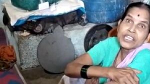 ಹಾವಿನೊಂದಿಗೆ ವೃದ್ಧೆ ವಾಸ: ವಿಸ್ಮಯ ನೋಡಲು ಮುಗಿಬಿದ್ದ ಜನರು