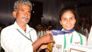 ಧಾರವಾಡ; 9 ಚಿನ್ನದ ಪದಕ ಪಡೆದ ಪಂಚಾಯಿತಿ ಡಿ ದರ್ಜೆ ಉದ್ಯೋಗಿ ಪುತ್ರಿ 