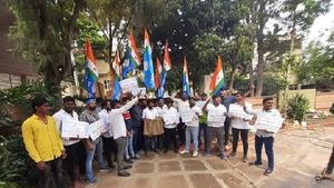 ತಿಪಟೂರಿನಲ್ಲಿ ಶಿಕ್ಷಣ ಸಚಿವರ ಮನೆಗೆ ಎನ್ಎಸ್‌ಯುಐ ಮುತ್ತಿಗೆ 