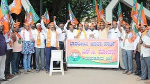 ಸಿದ್ದರಾಮಯ್ಯಗೆ ತುಮಕೂರಿನಿಂದ ಹಳೆ ಚಡ್ಡಿಗಳನ್ನು ಕಳುಹಿಸಿ ಪ್ರತಿಭಟನೆ 
