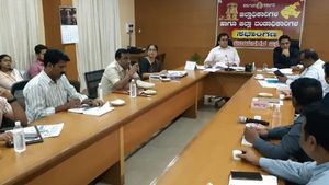 ಹಂಪಿಯಲ್ಲಿ ಯೋಗ ದಿನಾಚರಣೆ; ಅಜಯ್ ರಾವ್, ಪ್ರಹ್ಲಾದ್ ಜೋಶಿ ಭಾಗಿ 