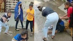 ಗುರಾಯಿಸಿದ್ದಾಳೆ ಎಂದು ಯುವತಿ ಮೇಲೆ ಹಲ್ಲೆ ಮಾಡಿದ ನಾಲ್ವರು ಯುವತಿಯರು