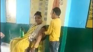 ವಿದ್ಯಾರ್ಥಿ ಕೈಯಲ್ಲಿ ಮಸಾಜ್, ಕುರ್ಚಿ ಮೇಲೆ ನಡೆದ ಟೀಚರ್- ಪ್ರತ್ಯೇಕ ಘಟನೆಗಳ ವಿಡಿಯೋ ವೈರಲ್ 