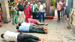  ಎಚ್‌ಡಿಕೆ ಆರೋಗ್ಯ ಚೇತರಿಕೆಗಾಗಿ ಕಾಳಿಕಾಂಬೆ ಸನ್ನಿಧಿಯಲ್ಲಿ ಅಭಿಮಾನಿಗಳಿಂದ ಉರುಳು ಸೇವೆ 