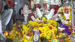ಬಾಗಲಕೋಟೆ: ಈ ಊರಿನ ದೇವರಿಗೆ ಮದ್ಯವೇ ನೈವೇದ್ಯ,ತೀರ್ಥ-ಪ್ರಸಾದವೂ ಸಾರಾಯಿ 