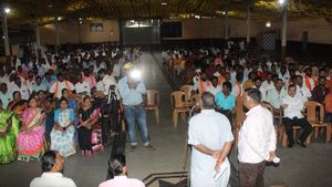  ಕೆರೂರು ಗುಂಪು ಗಲಾಟೆ: ಶ್ರೀರಾಮುಲು ಭೇಟಿ, ಬೃಹತ್ ಪ್ರತಿಭಟನೆಗೆ ನಿರ್ಧಾರ