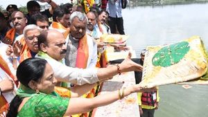 ಕಾವೇರಿ ನದಿಗೆ ಬಾಗಿನ ಅರ್ಪಿಸಿದ ಮುಖ್ಯಮಂತ್ರಿ ಬಸವರಾಜ ಬೊಮ್ಮಾಯಿ 