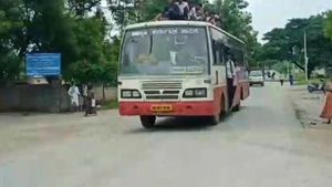  ರಾಯಚೂರು: ಬಸ್ ಟಾಪ್ ಮೇಲೆ  ಕುಳಿತು ವಿದ್ಯಾರ್ಥಿಗಳು ಅಪಾಯಕಾರಿ ಪ್ರಯಾಣ