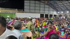 ಭಕ್ತನಿಗೆ ಲಡ್ಡು ಜೊತೆ ಲಕ್ಷಗಟ್ಟಲೆ ಹಣ, ಇದು ಮಾದೇಶ್ವರನ ಪ್ರಸಾದವಾ, ಸಿಕ್ಕಿದ್ದು ಸೀರುಂಡೆಯಾ? 