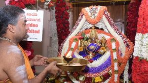 ಕಡೇ ಆಷಾಢ ಶುಕ್ರವಾರ ಪ್ರಯುಕ್ತ ಚಾಮುಂಡಿ ಬೆಟ್ಟದಲ್ಲಿ ಭಕ್ತಸಾಗರ 