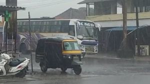 ಚಿಕ್ಕಮಗಳೂರು; ಮಳೆ ಅಬ್ಬರ, ಮನೆ & ಗುಡ್ಡ ಕುಸಿತ 