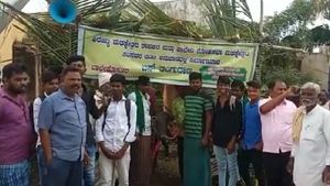  ಗದಗ: ಎಮ್ಮೆಯಿಂದ ಬಸ್‌ ನಿಲ್ದಾಣ ಉದ್ಘಾಟನೆ ಮಾಡಿಸಿದ ಬಾಳೆಹೊಸೂರು ಗ್ರಾಮಸ್ಥರು 